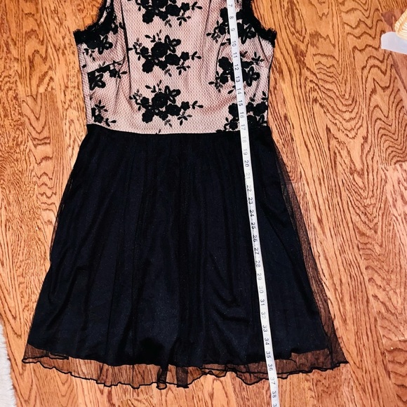 Elegant Black Floral Dress - Picture 7 of 11